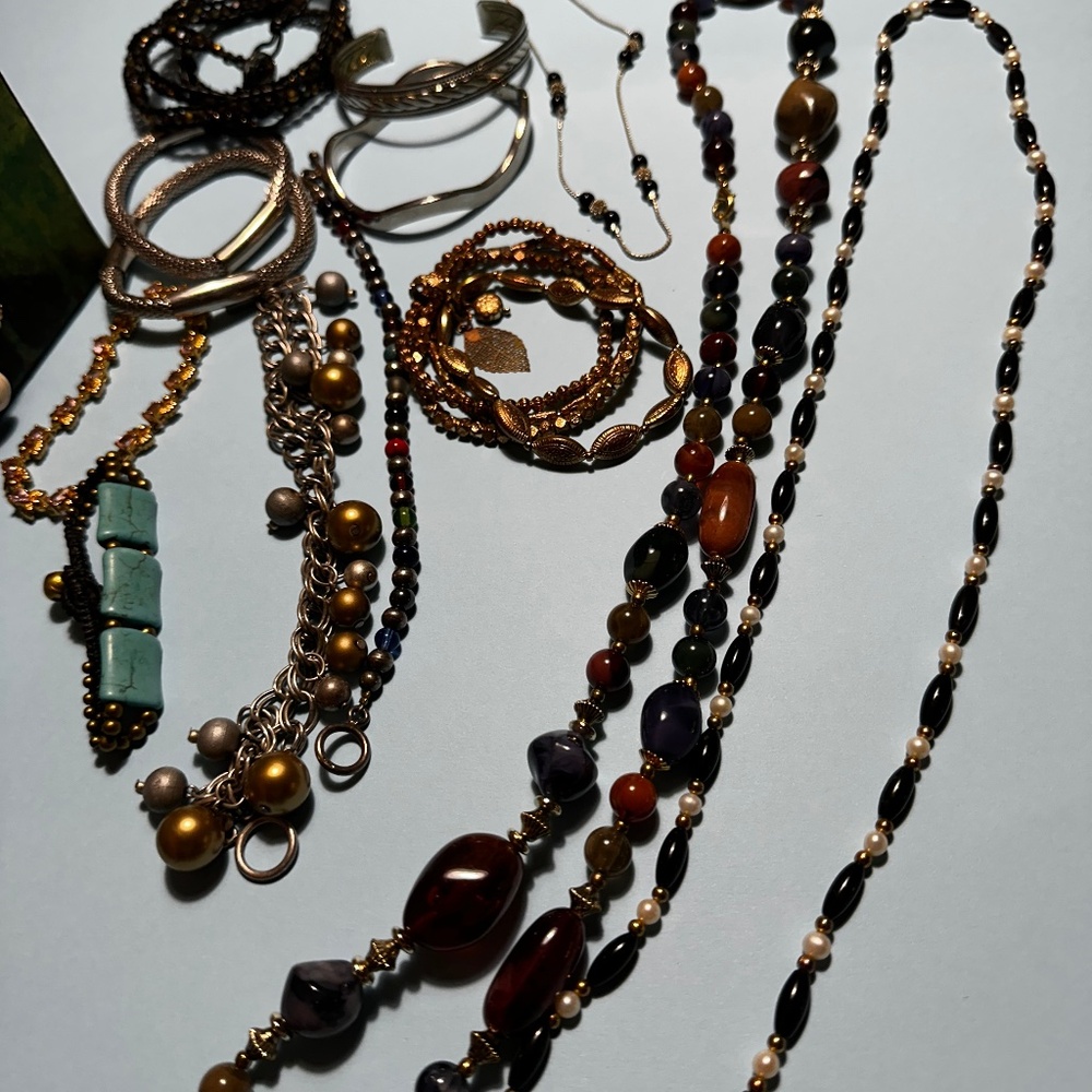 Bundle of jewellery